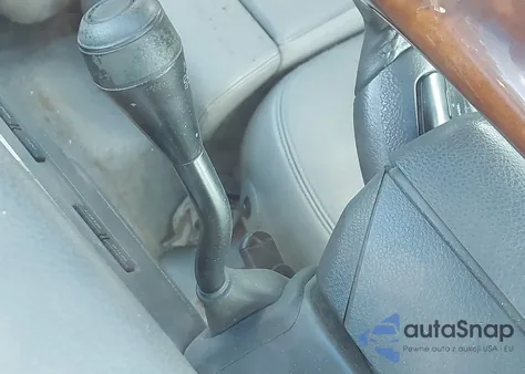 2009 Lincoln Town Car Signature Limited from USA, damaged, VIN 2LNHM82V09X633512